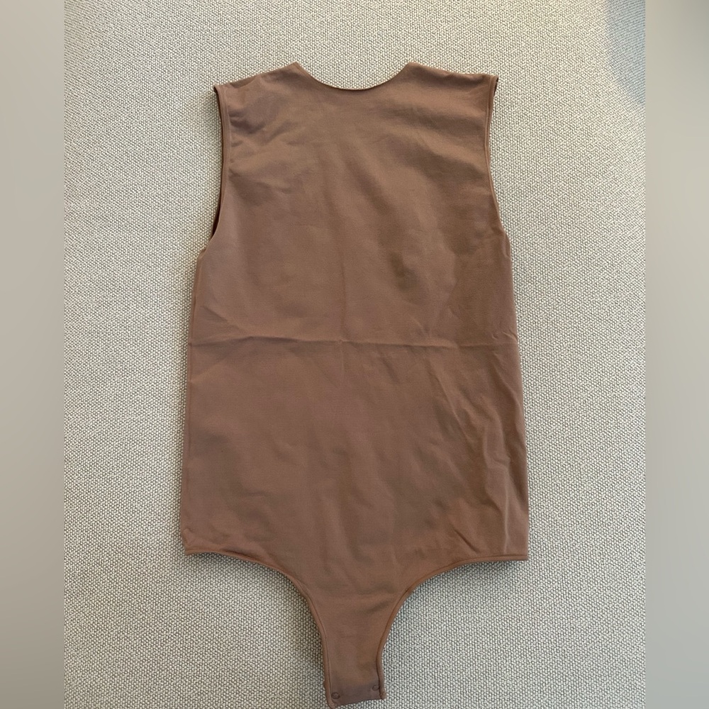 SKIMS SLEEVELESS CREW NECK BODYSUIT
